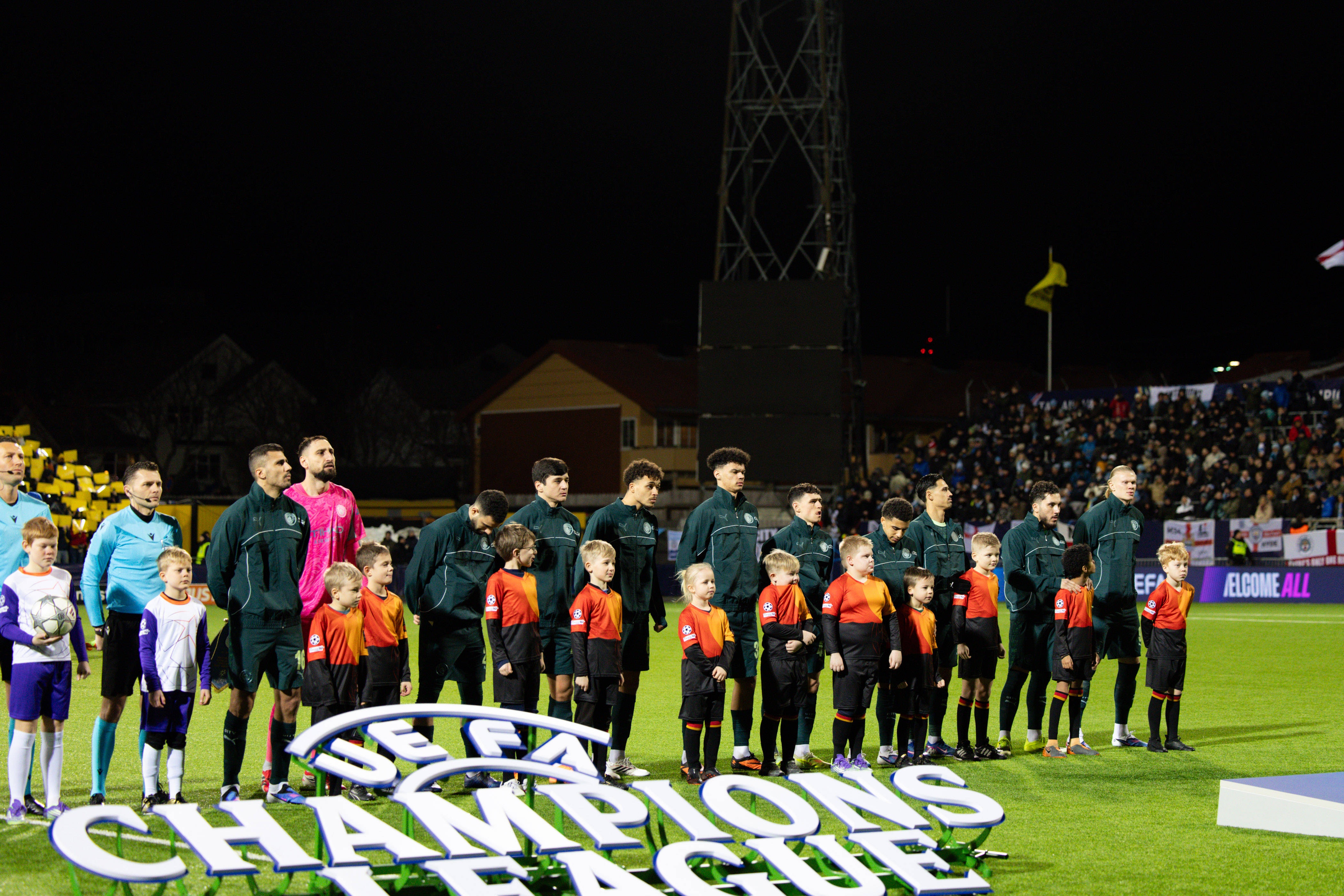 爱体育-曼晚谈曼城球迷北极圈之旅：无票球迷爬上树在极光下看比赛